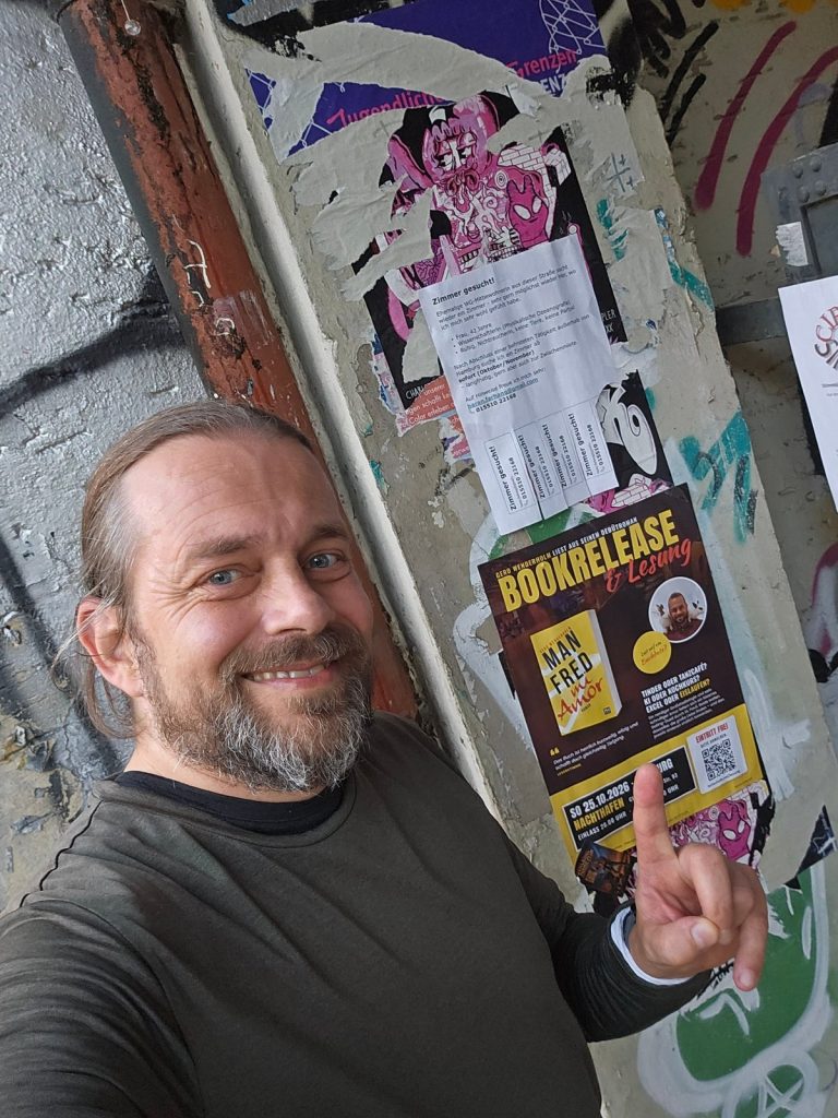 Gero Wenderholm vor dem Plakat zur Book Release Party und Lesung auf St. Pauli
