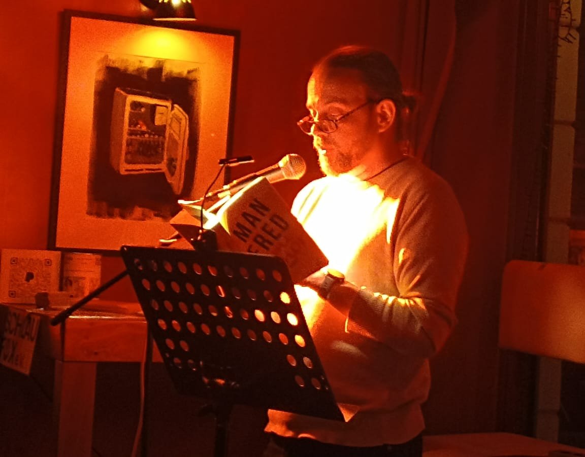 Gero Wenderholm liest bei der Book Release Party im Nachthafen auf St. Pauli aus Manfred mi Amor, 25. Oktober 2026